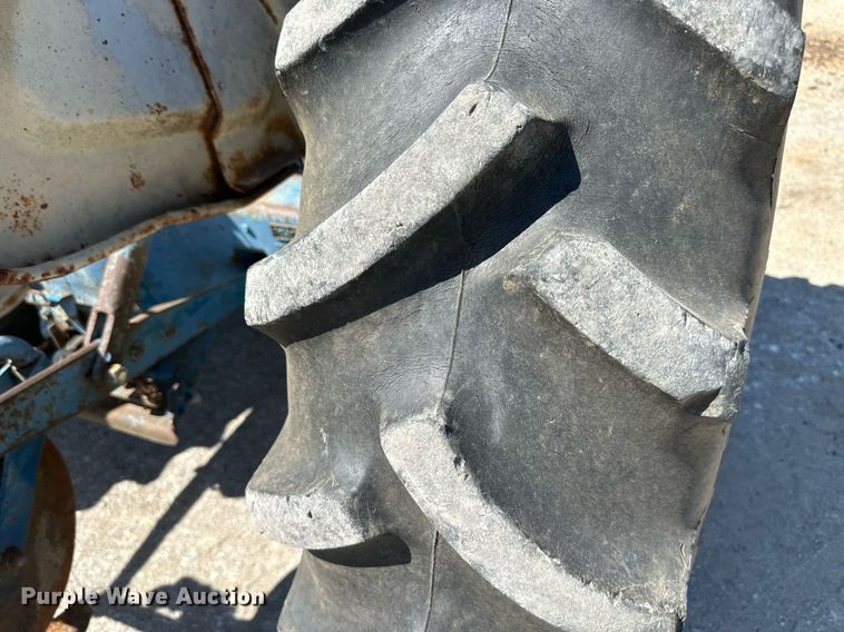 image for item EJ7258 Ford 2000 tractor