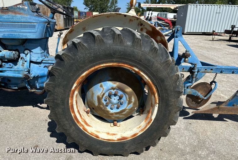 image for item EJ7258 Ford 2000 tractor