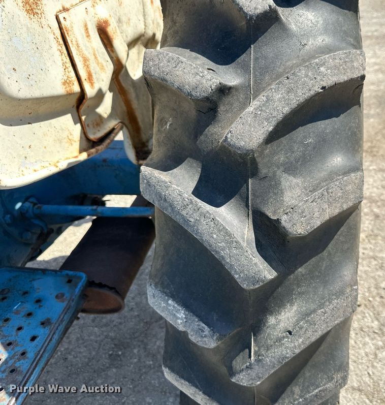 image for item EJ7258 Ford 2000 tractor