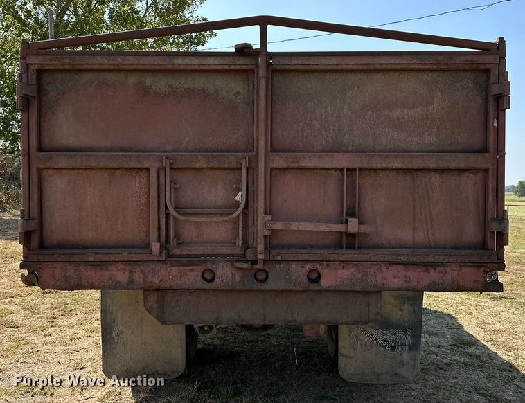 image for item EJ8886 1988 GMC C6D042 grain truck