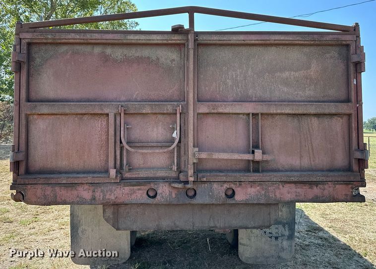 image for item EJ8886 1988 GMC C6D042 grain truck