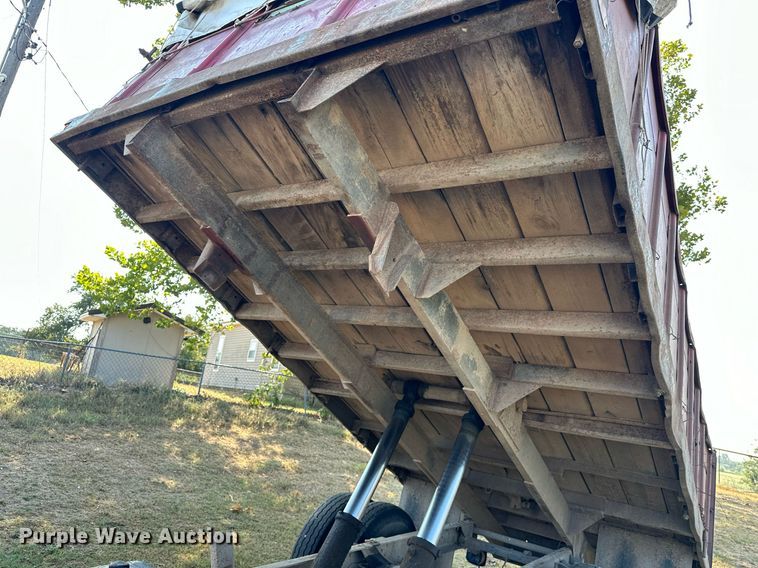 image for item EJ8886 1988 GMC C6D042 grain truck