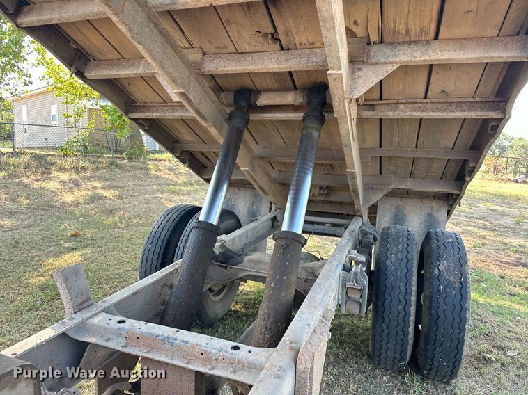 image for item EJ8886 1988 GMC C6D042 grain truck