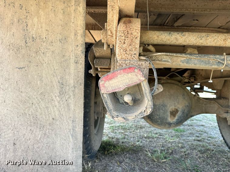 image for item EJ8886 1988 GMC C6D042 grain truck