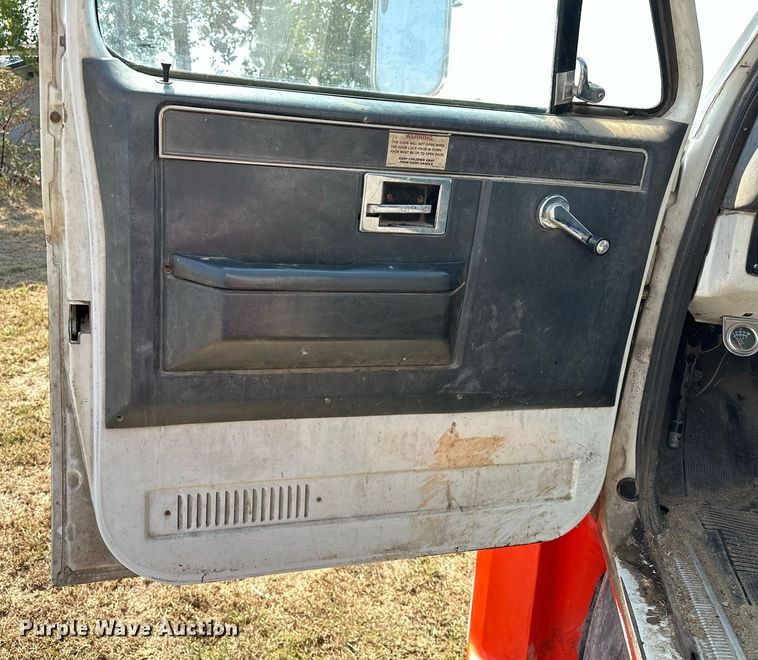 image for item EJ8886 1988 GMC C6D042 grain truck