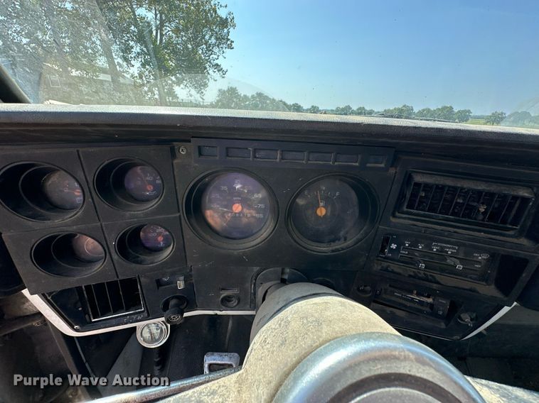 image for item EJ8886 1988 GMC C6D042 grain truck