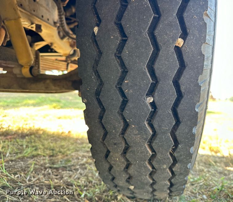 image for item EJ8886 1988 GMC C6D042 grain truck