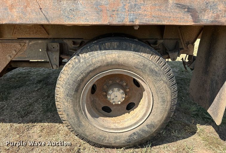 image for item EJ8886 1988 GMC C6D042 grain truck