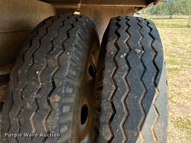 image for item EJ8886 1988 GMC C6D042 grain truck