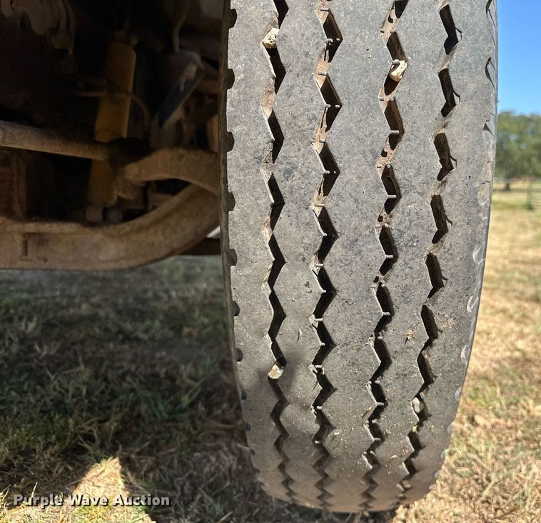 image for item EJ8886 1988 GMC C6D042 grain truck