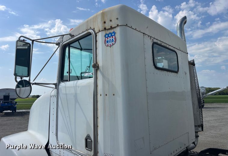 image for item EK8989 1995 Kenworth fertilizer delivery truck