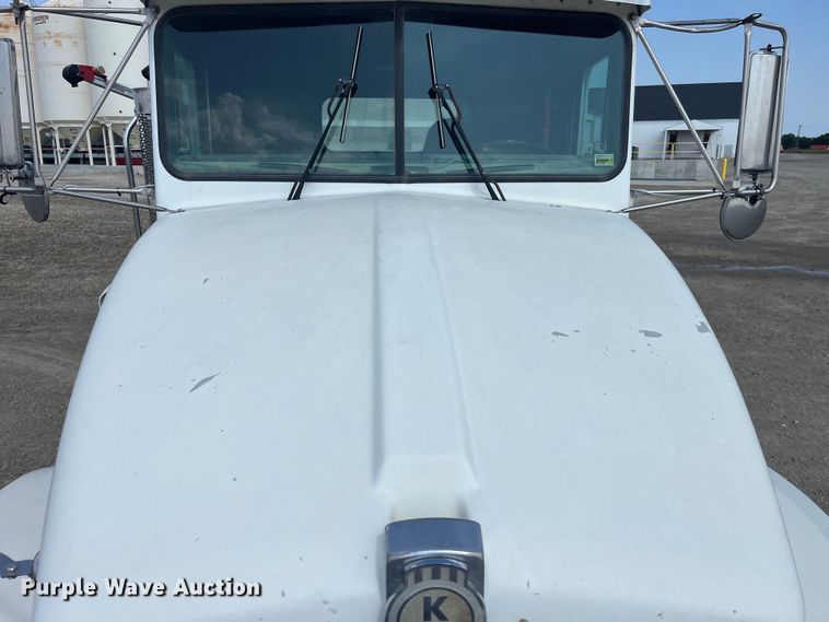 image for item EK8989 1995 Kenworth fertilizer delivery truck