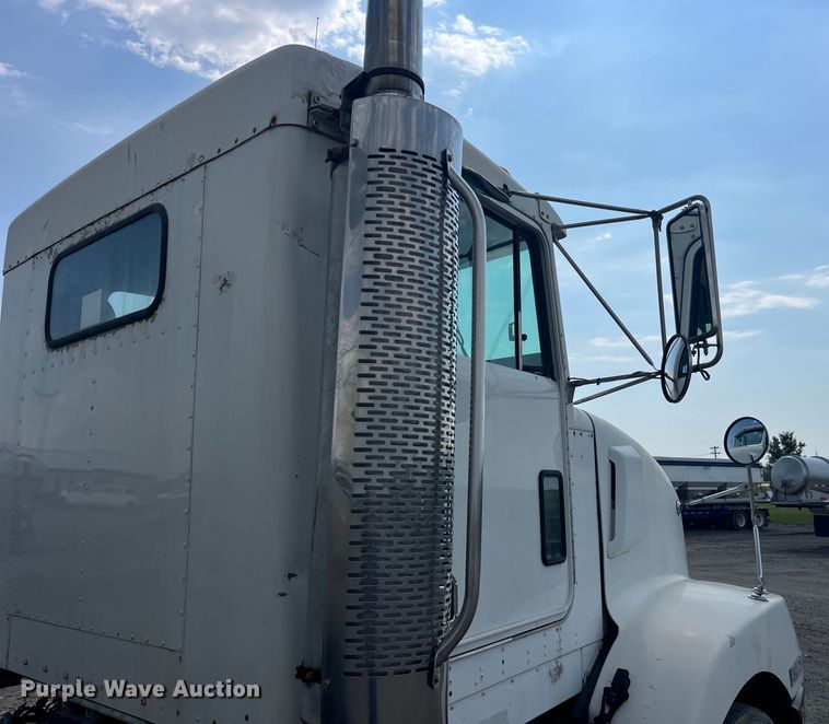 image for item EK8989 1995 Kenworth fertilizer delivery truck