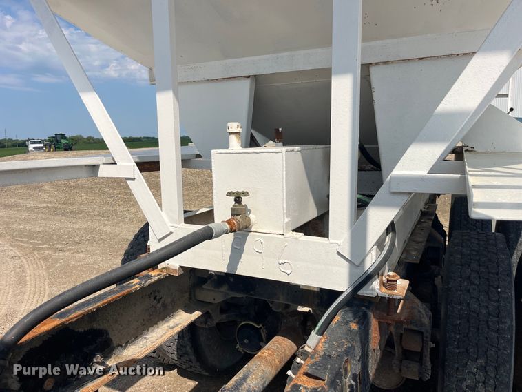 image for item EK8989 1995 Kenworth fertilizer delivery truck