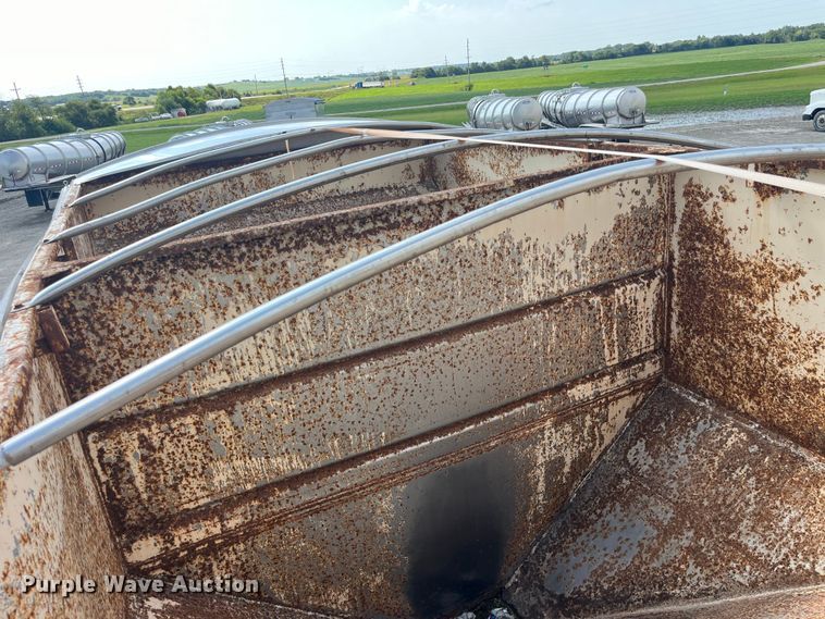 image for item EK8989 1995 Kenworth fertilizer delivery truck