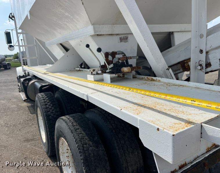 image for item EK8989 1995 Kenworth fertilizer delivery truck