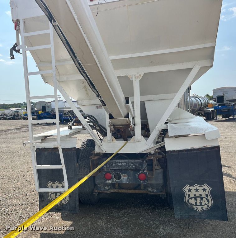 image for item EK8989 1995 Kenworth fertilizer delivery truck