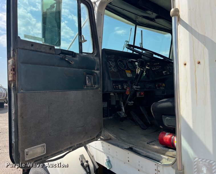 image for item EK8989 1995 Kenworth fertilizer delivery truck