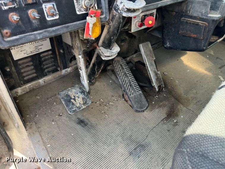 image for item EK8989 1995 Kenworth fertilizer delivery truck