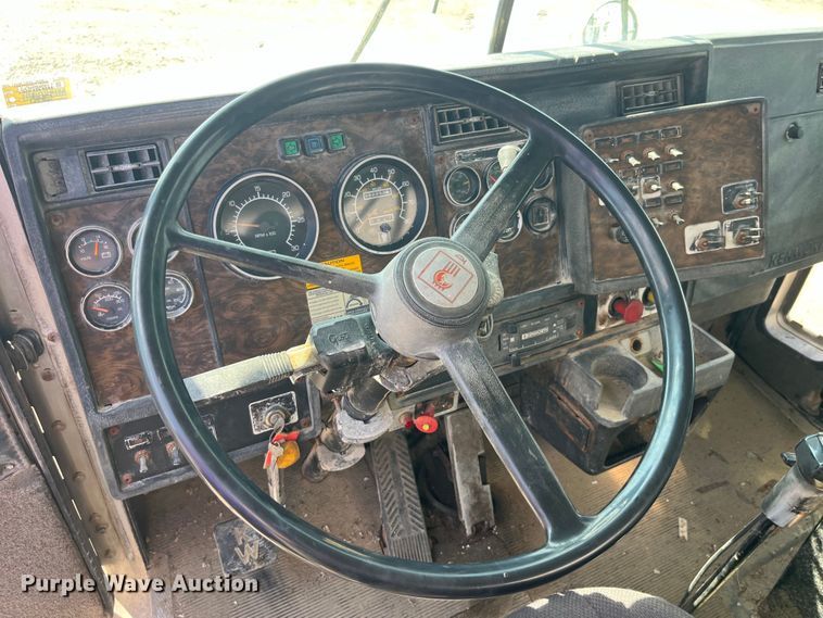 image for item EK8989 1995 Kenworth fertilizer delivery truck