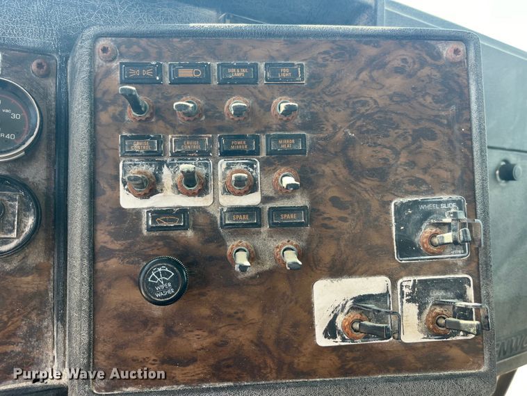 image for item EK8989 1995 Kenworth fertilizer delivery truck