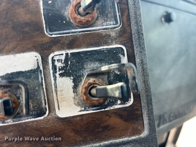 image for item EK8989 1995 Kenworth fertilizer delivery truck