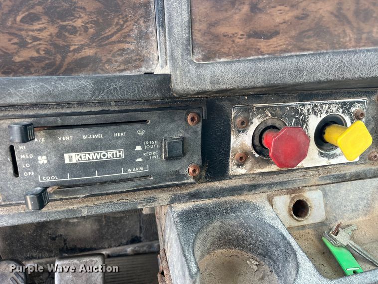 image for item EK8989 1995 Kenworth fertilizer delivery truck