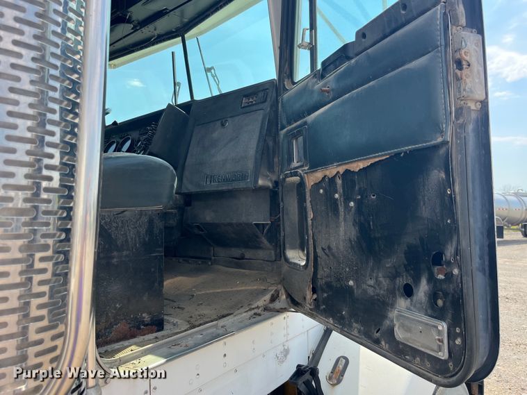 image for item EK8989 1995 Kenworth fertilizer delivery truck