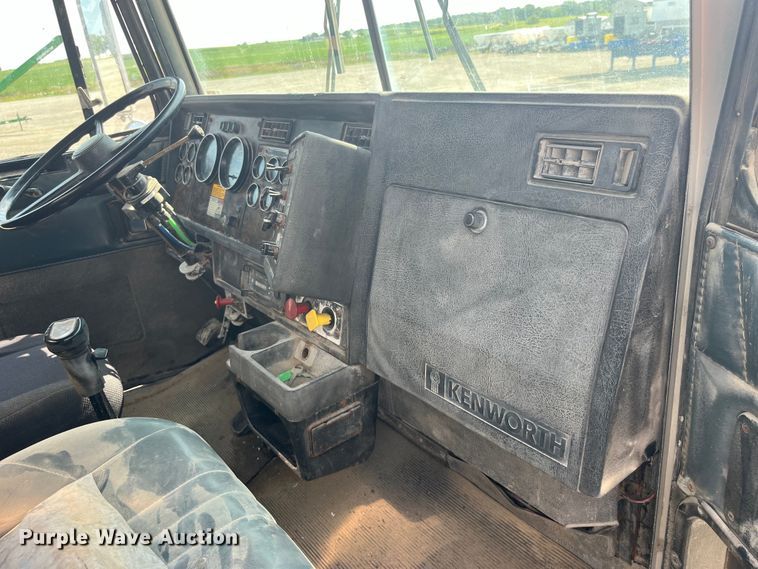 image for item EK8989 1995 Kenworth fertilizer delivery truck