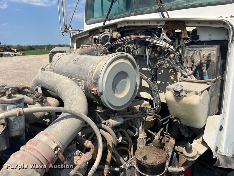 image for item EK8989 1995 Kenworth fertilizer delivery truck