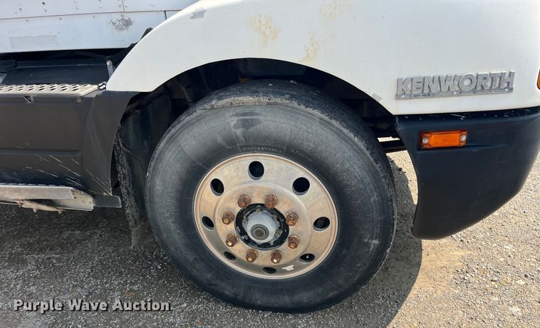 image for item EK8989 1995 Kenworth fertilizer delivery truck