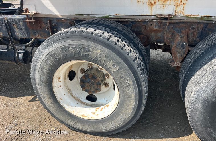 image for item EK8989 1995 Kenworth fertilizer delivery truck