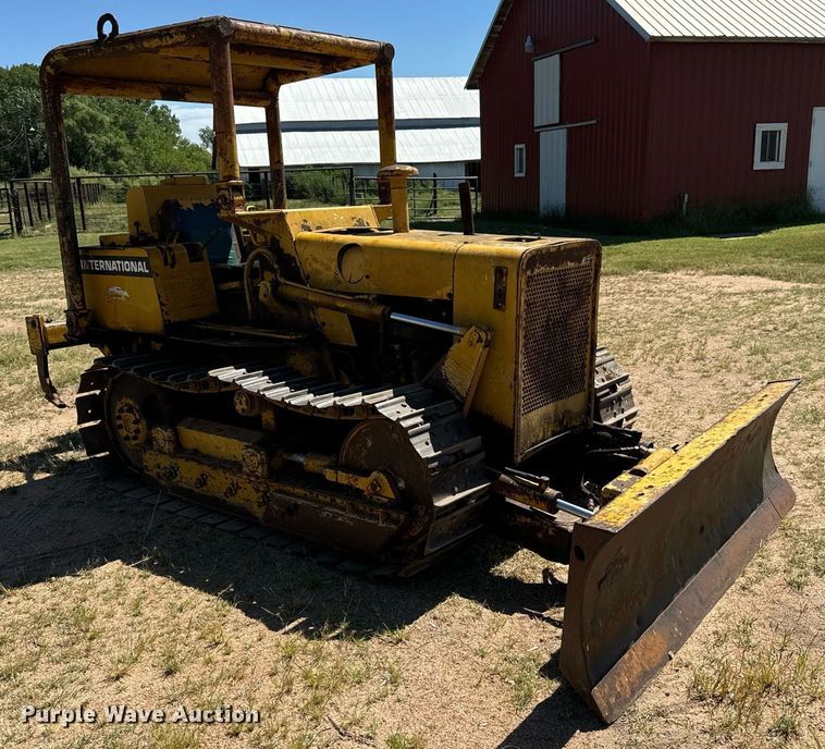 image for item MV9079 International 500 dozer