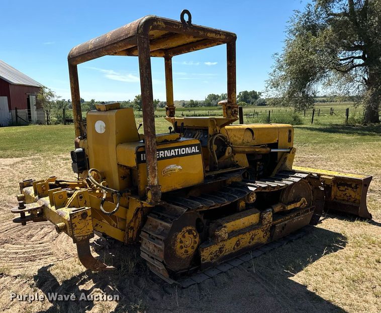 image for item MV9079 International 500 dozer