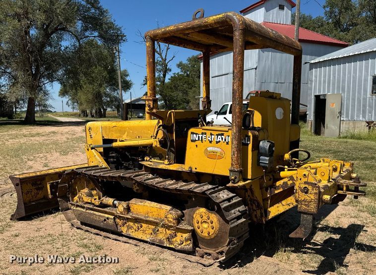 image for item MV9079 International 500 dozer