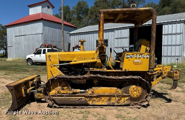 image for item MV9079 International 500 dozer