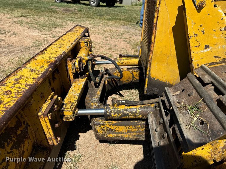 image for item MV9079 International 500 dozer