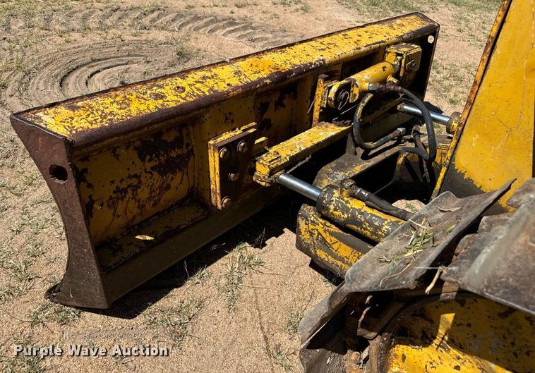 image for item MV9079 International 500 dozer