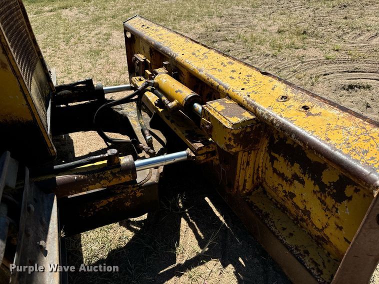 image for item MV9079 International 500 dozer