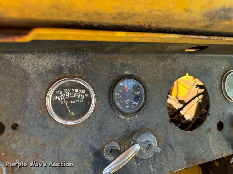 image for item MV9079 International 500 dozer