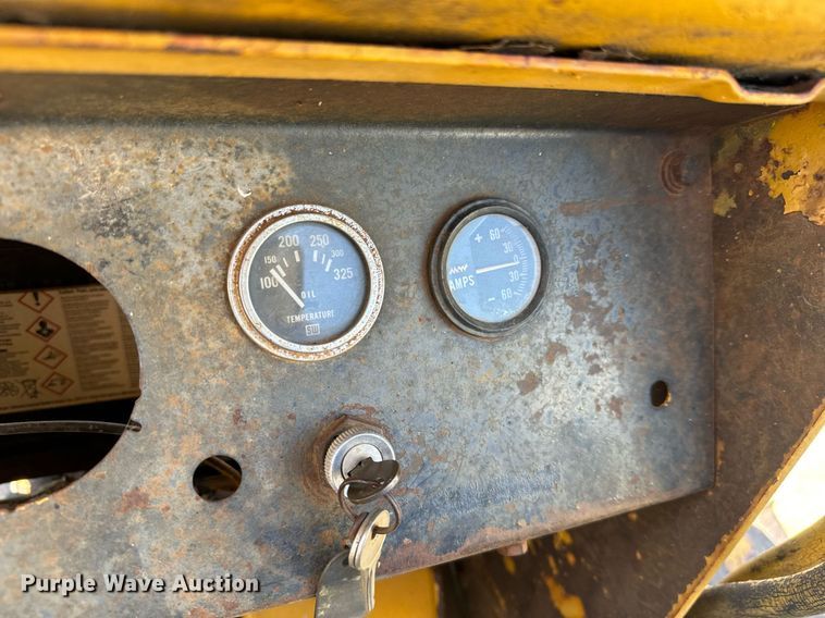 image for item MV9079 International 500 dozer