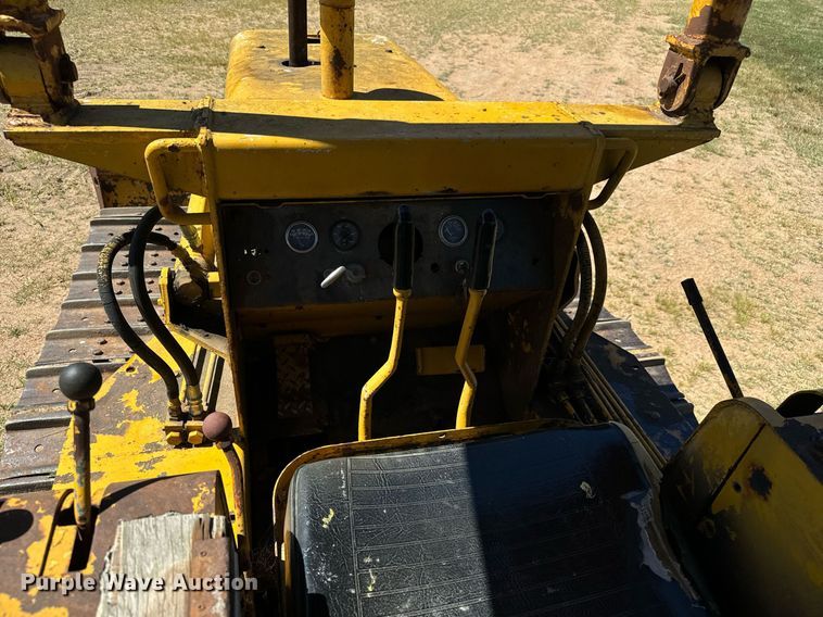 image for item MV9079 International 500 dozer