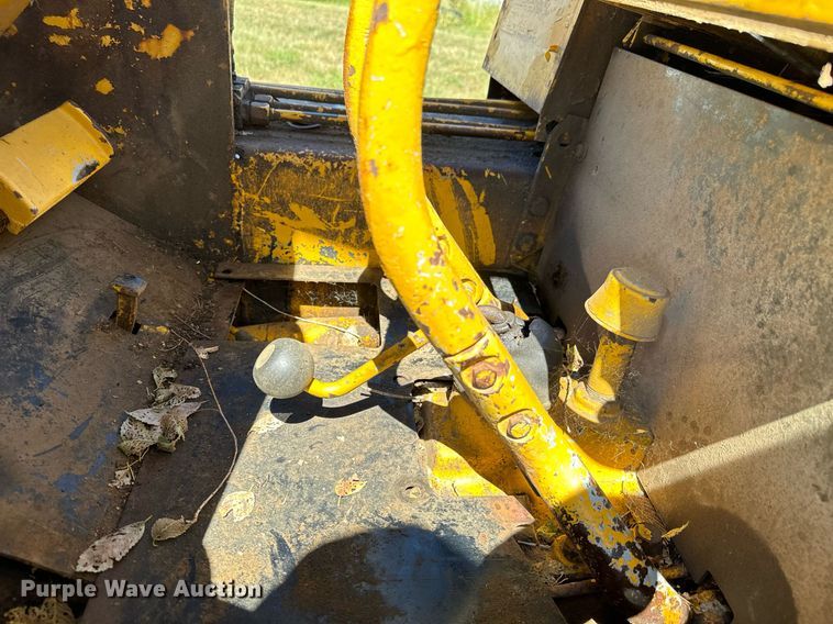 image for item MV9079 International 500 dozer