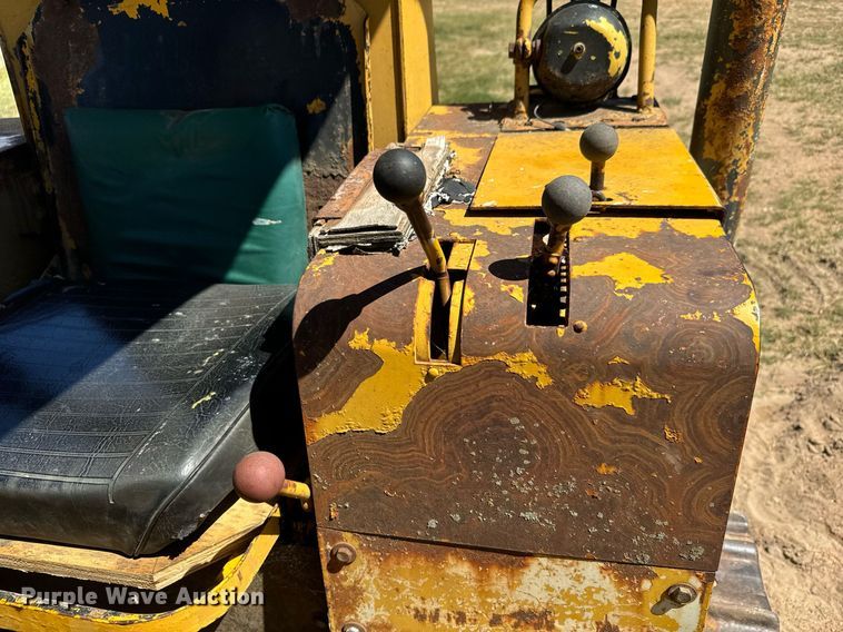 image for item MV9079 International 500 dozer