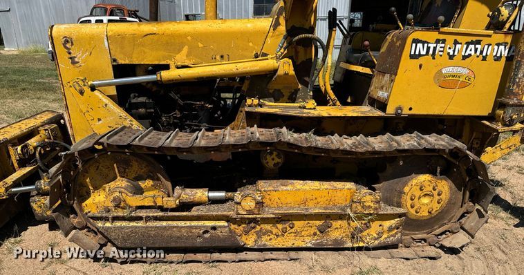 image for item MV9079 International 500 dozer