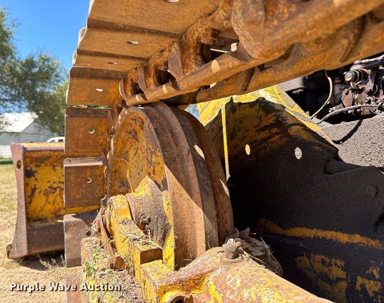 image for item MV9079 International 500 dozer