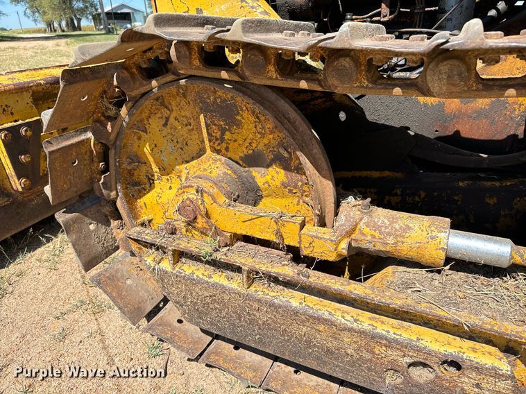 image for item MV9079 International 500 dozer
