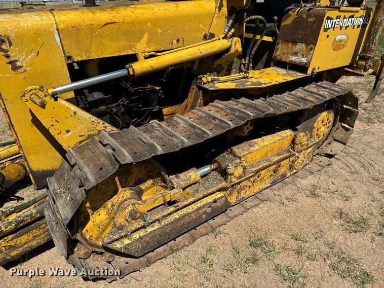 image for item MV9079 International 500 dozer
