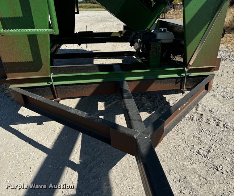 image for item MV9090 Patriot 220 seed tender