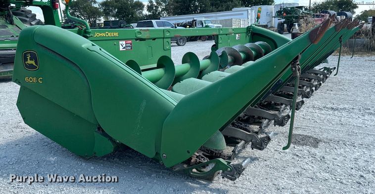 image for item MV9091 2012 John Deere  608C corn head
